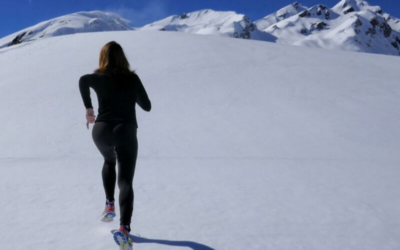 Strój do biegania zimą – Jak się odpowiednio ubrać na zimowy trening?