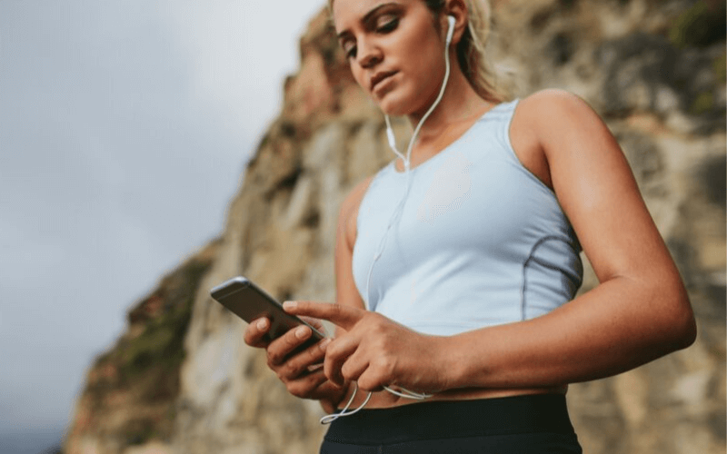 Słuchawki do biegania – jakie wybrać? Czym kierować się przy doborze odpowiednich słuchawek dla biegaczy?