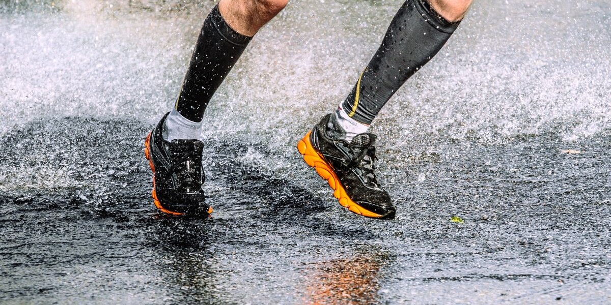 Jak biegać w deszczu? – 10 wskazówek na jesienne treningi