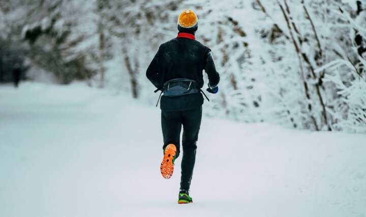 Bieganie zimą – jak się ubrać? Obowiązkowe wyposażenie zimowego biegacza