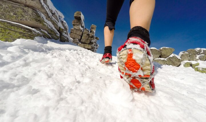 Jak wybrać nakładki na buty do biegania zimą?