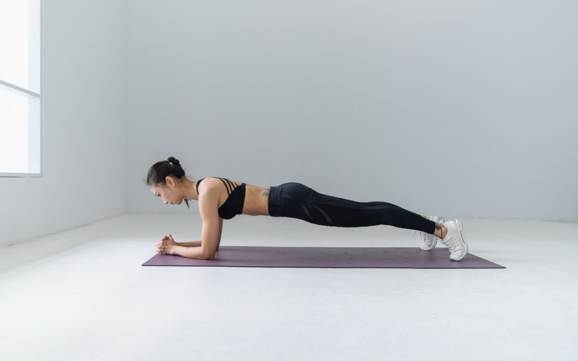 ćwiczenia core dla biegaczy - kobieta wykonująca plank