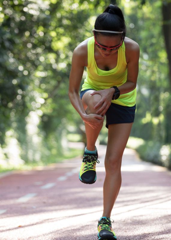 maść dla sportowców na urazy - biegaczka z bólem kolana podczas biegu
