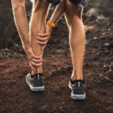 Skurcze łydek podczas biegania - biegacz podczas treningu z bólem łydki