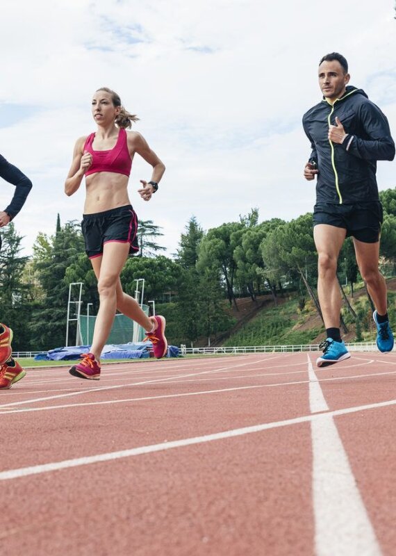 codzienne bieganie - kobieta i dwóch mężczyzn na bieżni