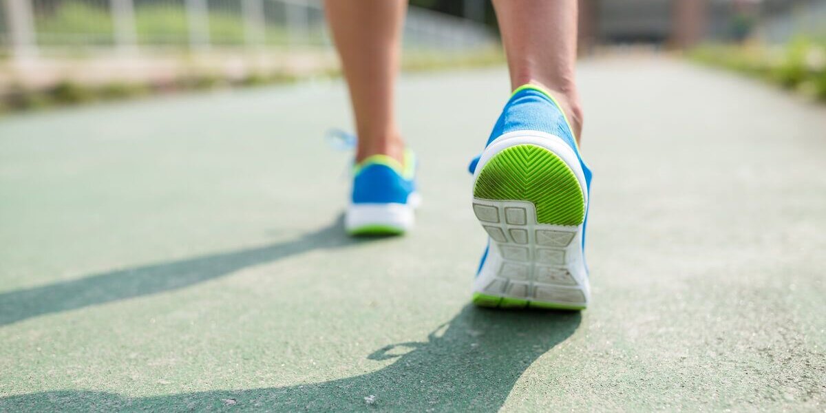 Bieganie do tyłu – co to za pomysł na trening? Poznaj retro running!