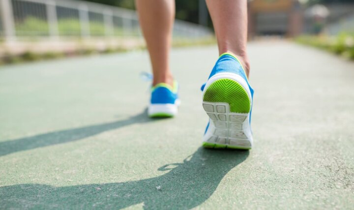 Bieganie do tyłu – co to za pomysł na trening? Poznaj retro running!