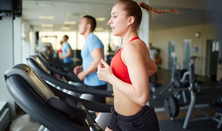 Ile spalisz kalorii biegając, spacerując, pływając, na rowerze i siłowni?
