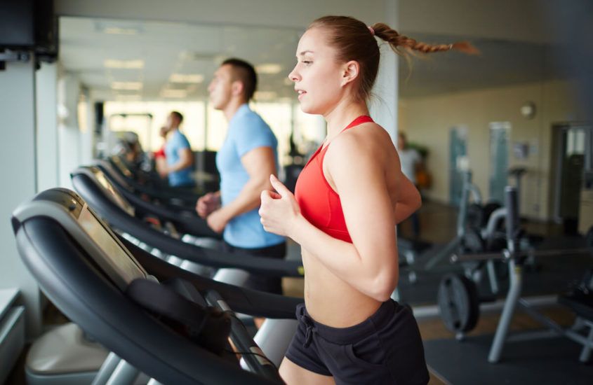 Ile spalisz kalorii biegając, spacerując, pływając, na rowerze i siłowni?