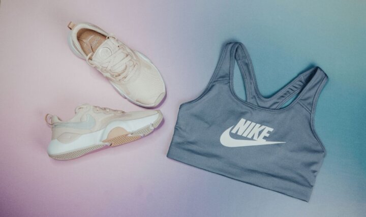 Strój do fitnessu, jogi i pilatesu. Kroje i materiały w rytmie natury