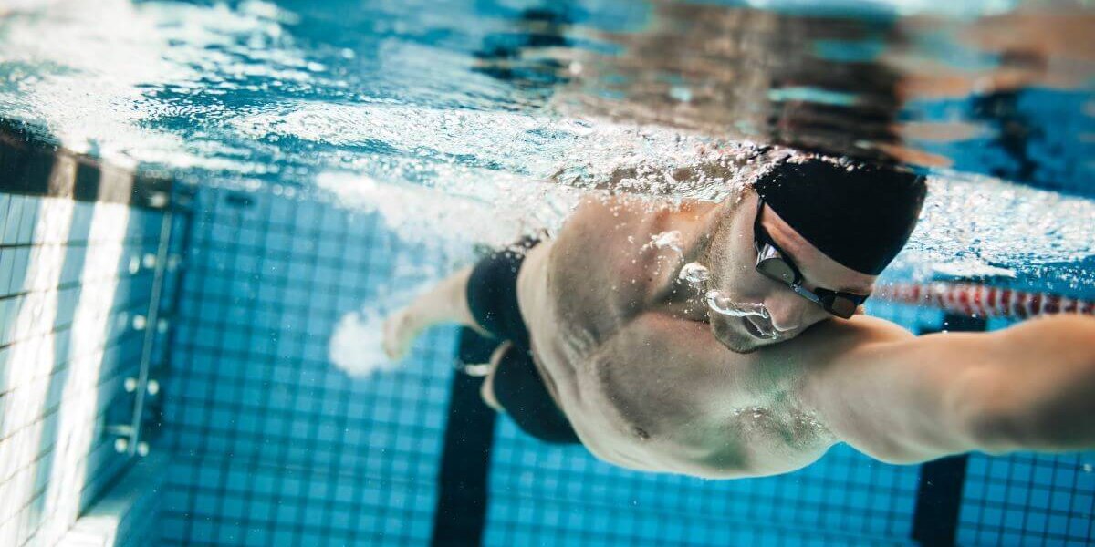 Pływanie a bieganie – dlaczego warto trenować nie tylko na ziemi?