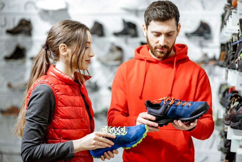 buty do biegania dla początkującego wybierane w sklepie sportowym
