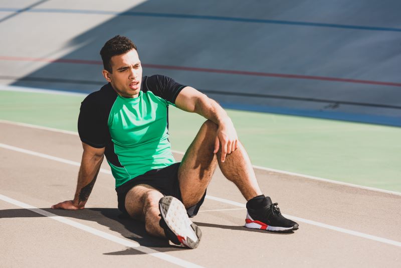 zmęczony mężczyzna po nieprzyjemnym bieganiu
