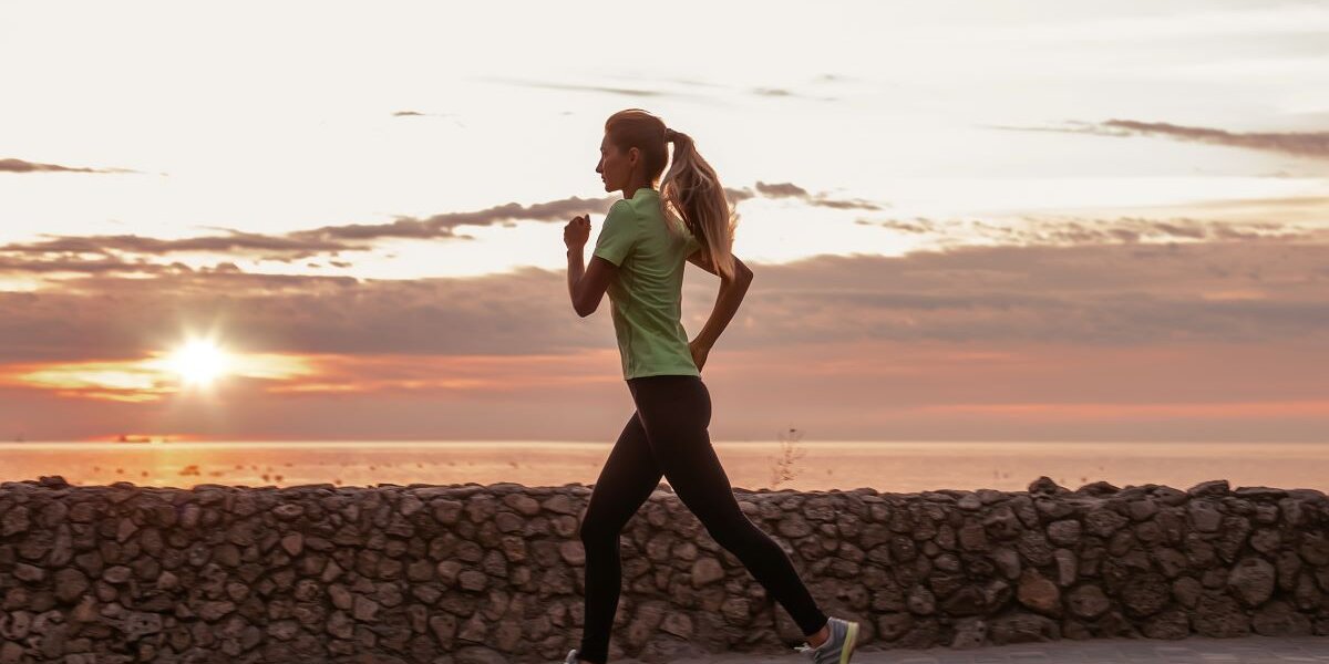 Jak zacząć biegać rano? – 10 porad na poranne bieganie