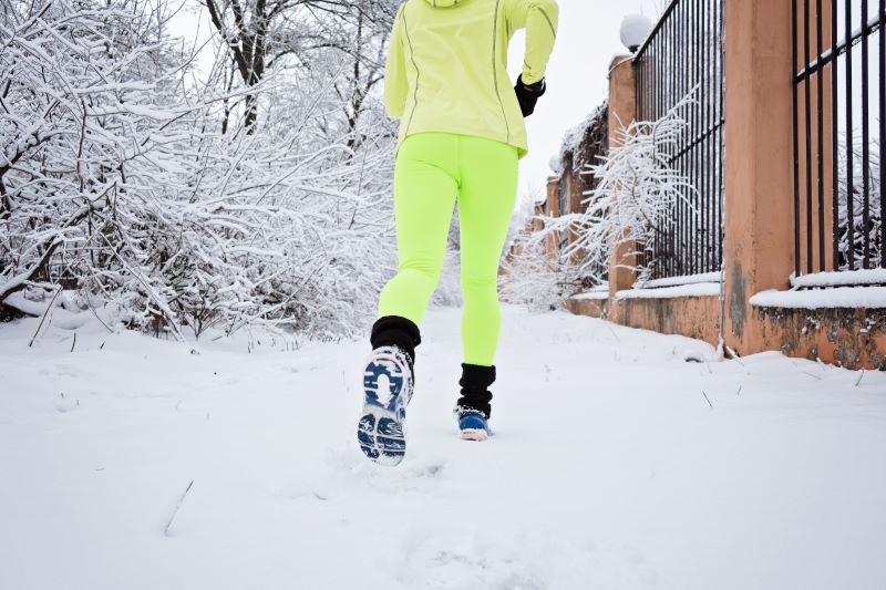 bieganie w zimę w ubraniach i butach antypoślizgowych