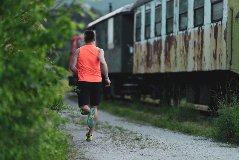 mężczyzna uprawiający jogging