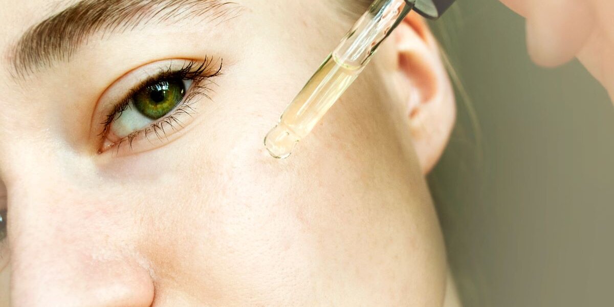 Jak stosować serum do twarzy? 5 ważnych zasad
