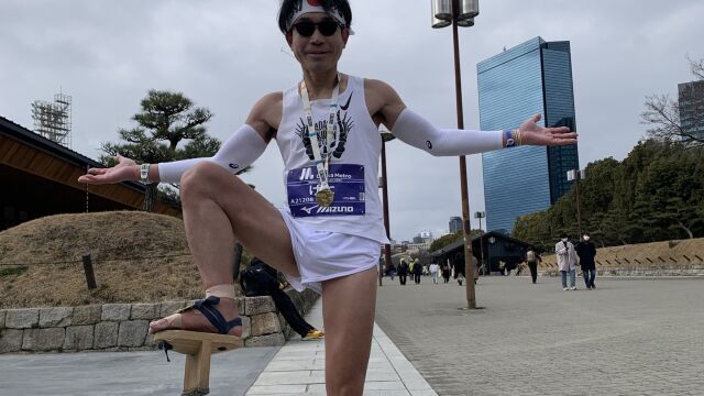 biegacz w japońskich klapkach na maratonie