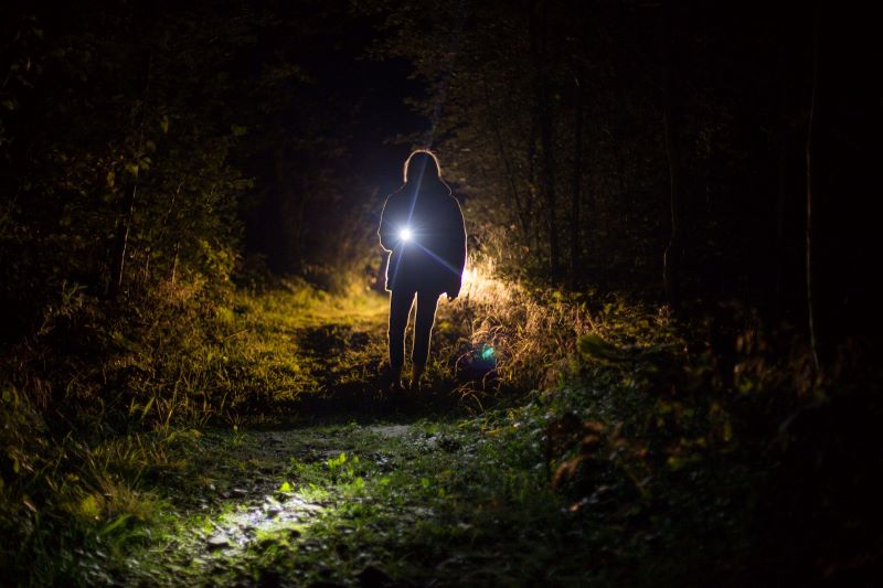 Świecenie latarką edc latarka edc świecąca w nocy