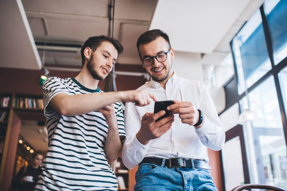 mężczyźni sprawdzający telefon